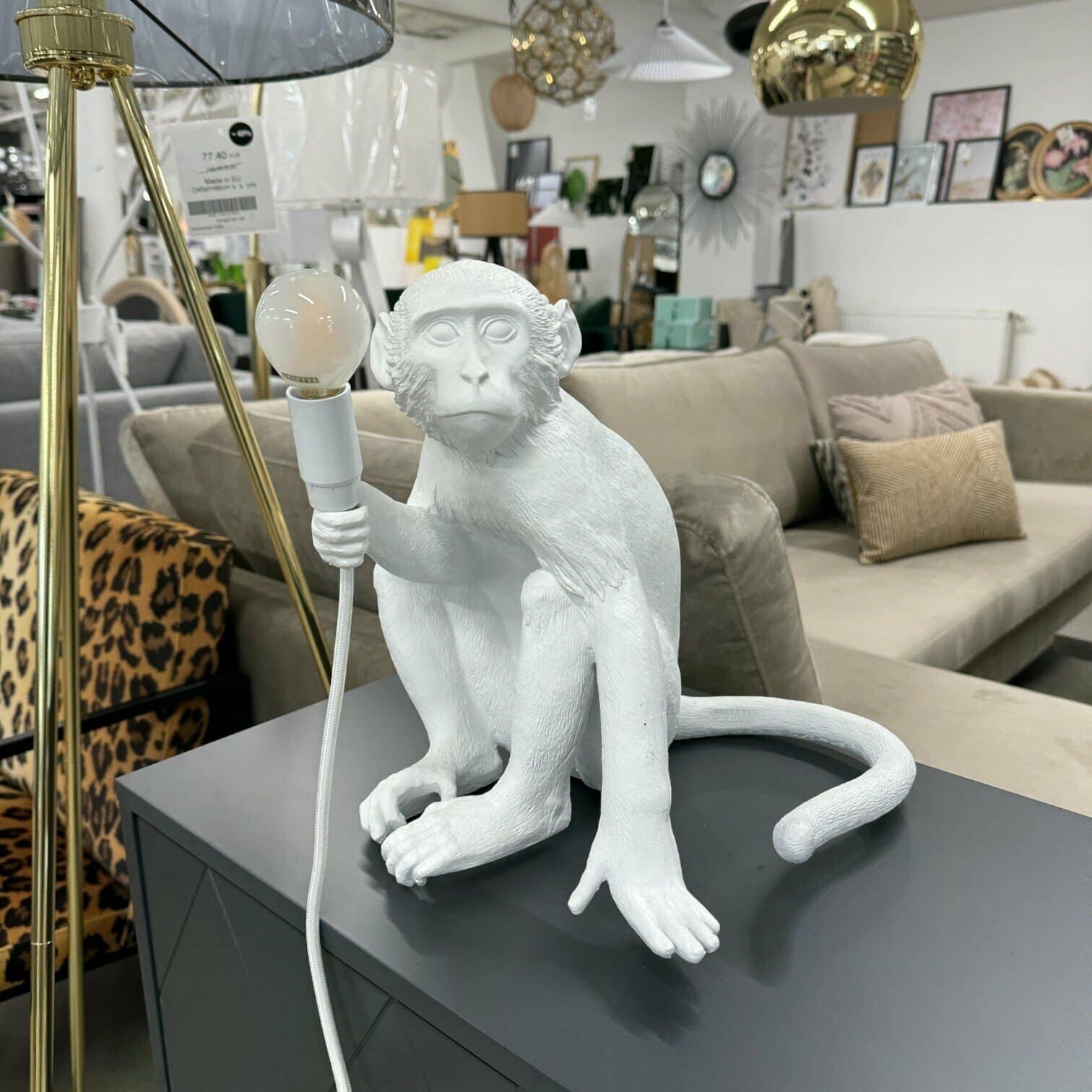 Galda lampa The Monkey Lamp Sitting Version, balta Galda lampa The Monkey Lamp Sitting Version, balta
