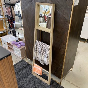 Spogulis ar kāpņu plauktu Flavina