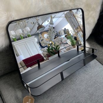 Sienas spogulis ar plauktu Meno