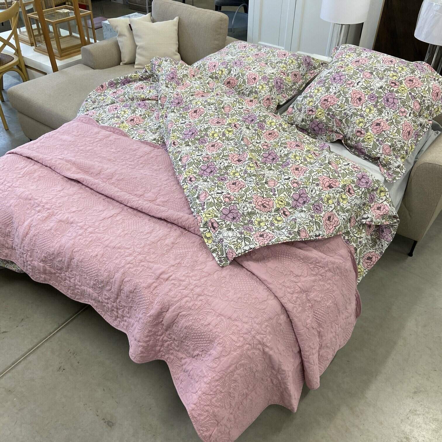 Gultas pārklājs Madlon, 260x260cm, rozā Gultas pārklājs Madlon, 260x260cm, rozā