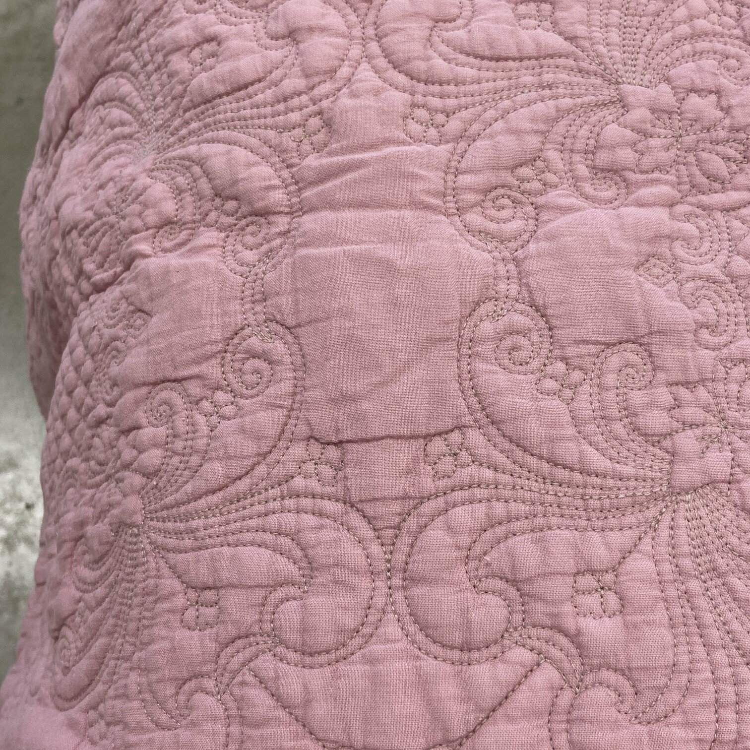 Gultas pārklājs Madlon, 260x260cm, rozā Gultas pārklājs Madlon, 260x260cm, rozā