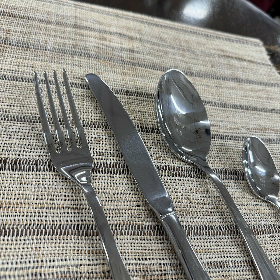 Galda piederumu komplekts Yona, sudraba, 4 personām Galda piederumu komplekts Yona, sudraba, 4 personām