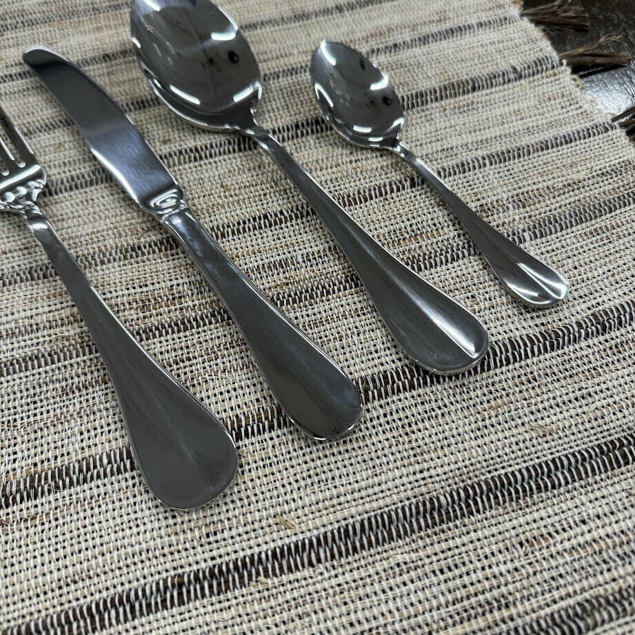 Galda piederumu komplekts Yona, sudraba, 4 personām Galda piederumu komplekts Yona, sudraba, 4 personām