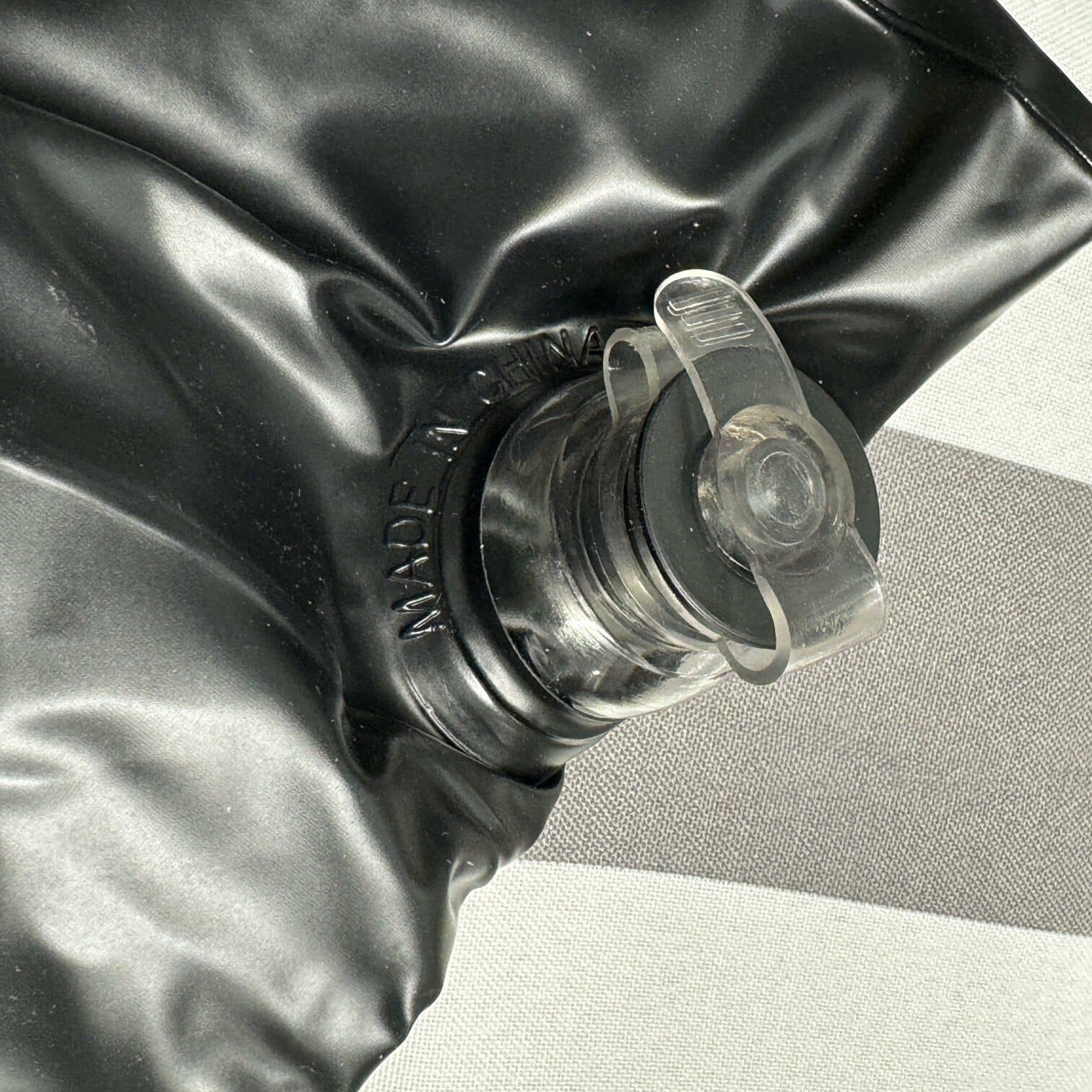 Piepūšams pufs Stripes baltā/pelēkā krāsā Piepūšams pufs Stripes baltā/pelēkā krāsā