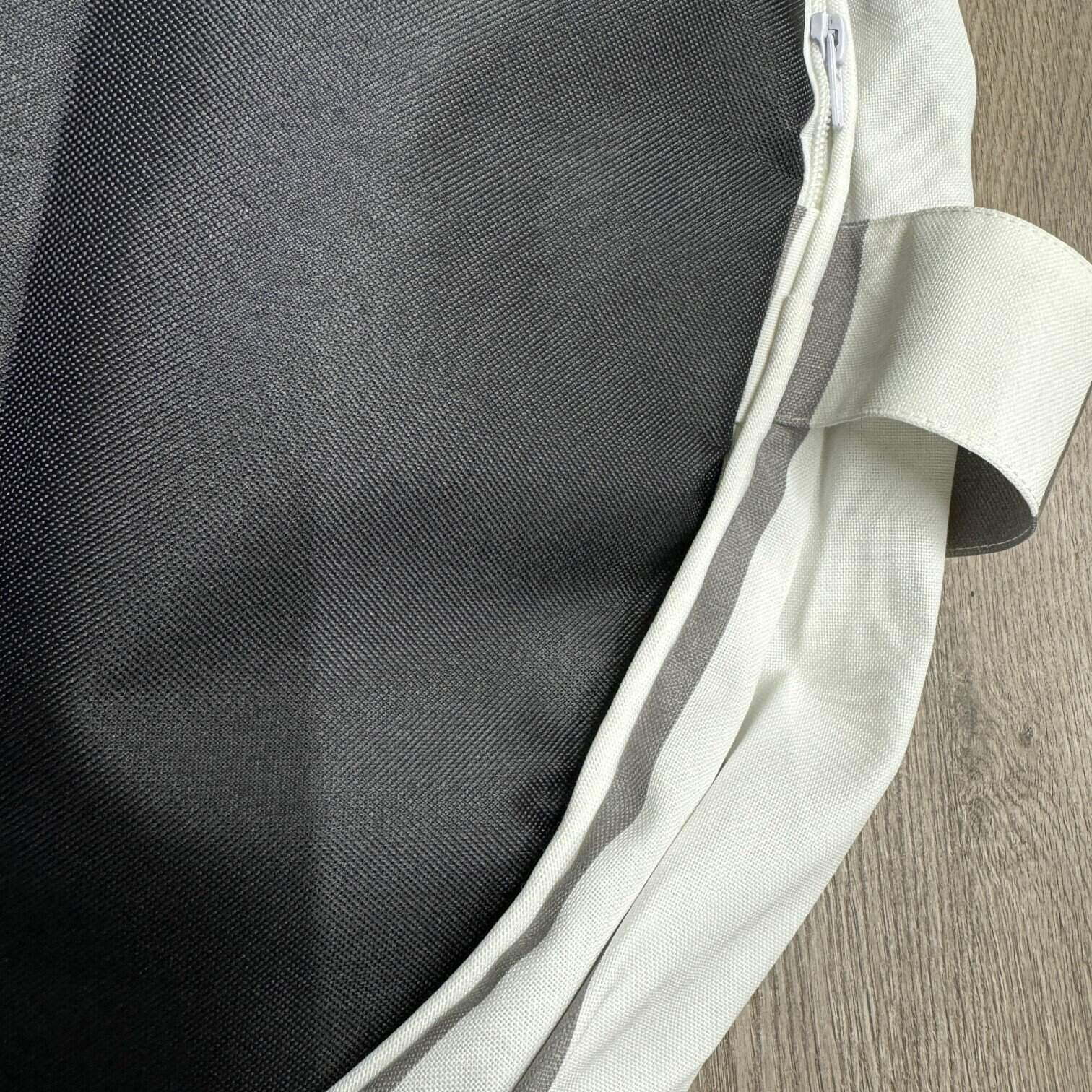 Piepūšams pufs Stripes baltā/pelēkā krāsā Piepūšams pufs Stripes baltā/pelēkā krāsā