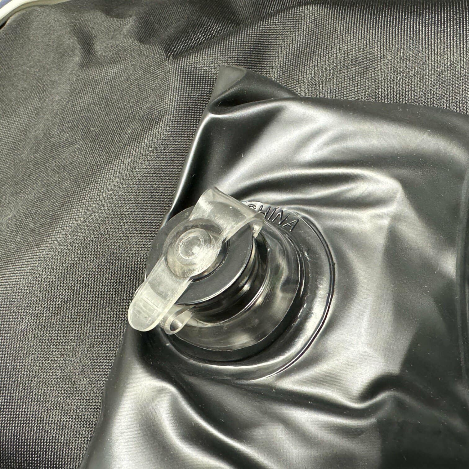 Piepūšams pufs Stripes baltā/zilā krāsā Piepūšams pufs Stripes baltā/zilā krāsā