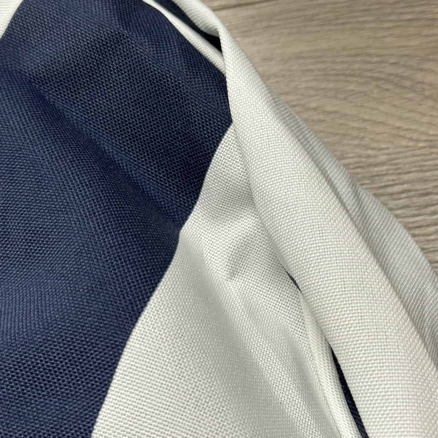 Piepūšams pufs Stripes baltā/zilā krāsā Piepūšams pufs Stripes baltā/zilā krāsā