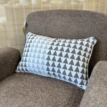 Spilvendrāna Triangle, 30x50cm