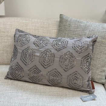 Spilvendrāna Beehive, pelēka, 40x60cm