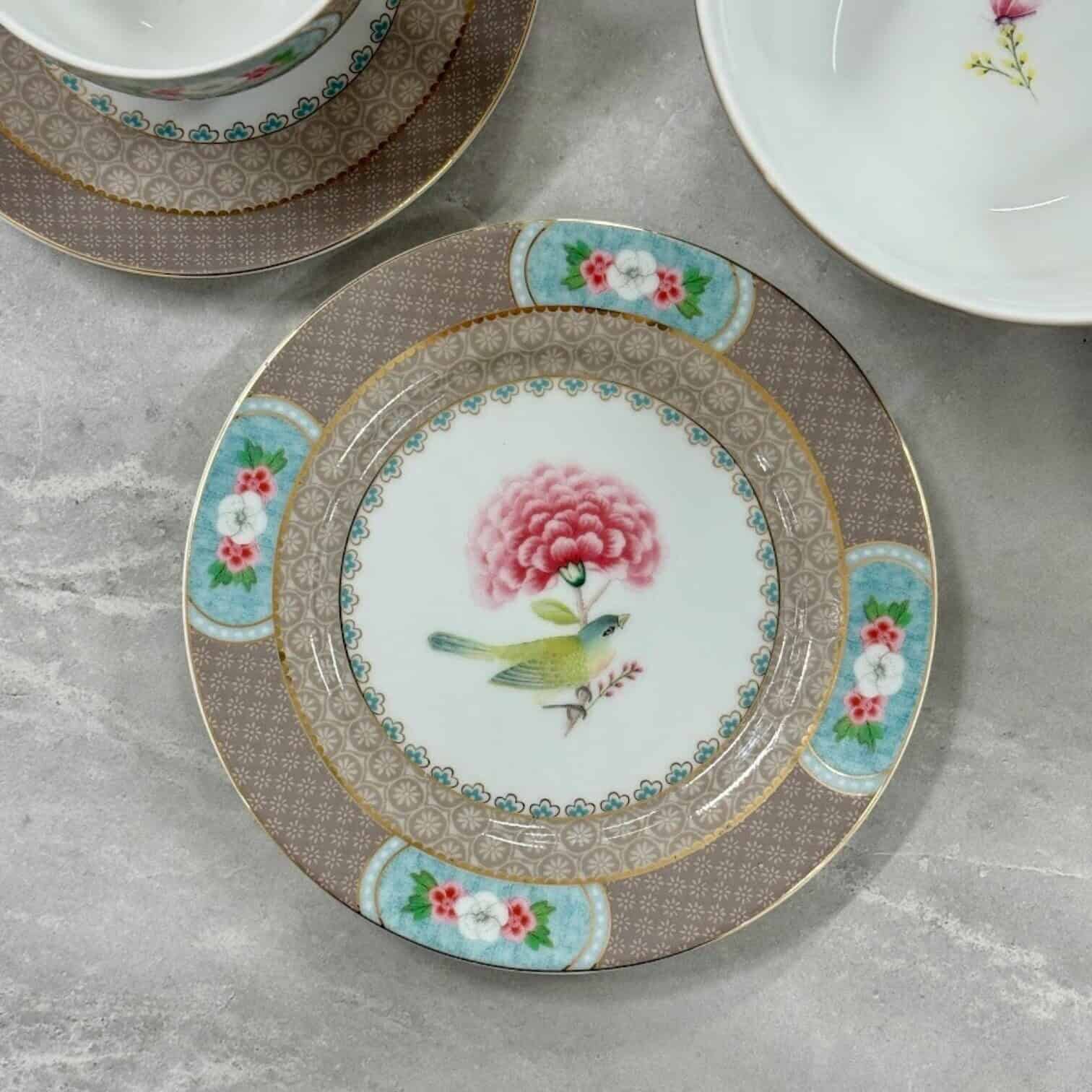 Šķīvis Blushing Birds haki, 17cm Šķīvis Blushing Birds haki, 17cm