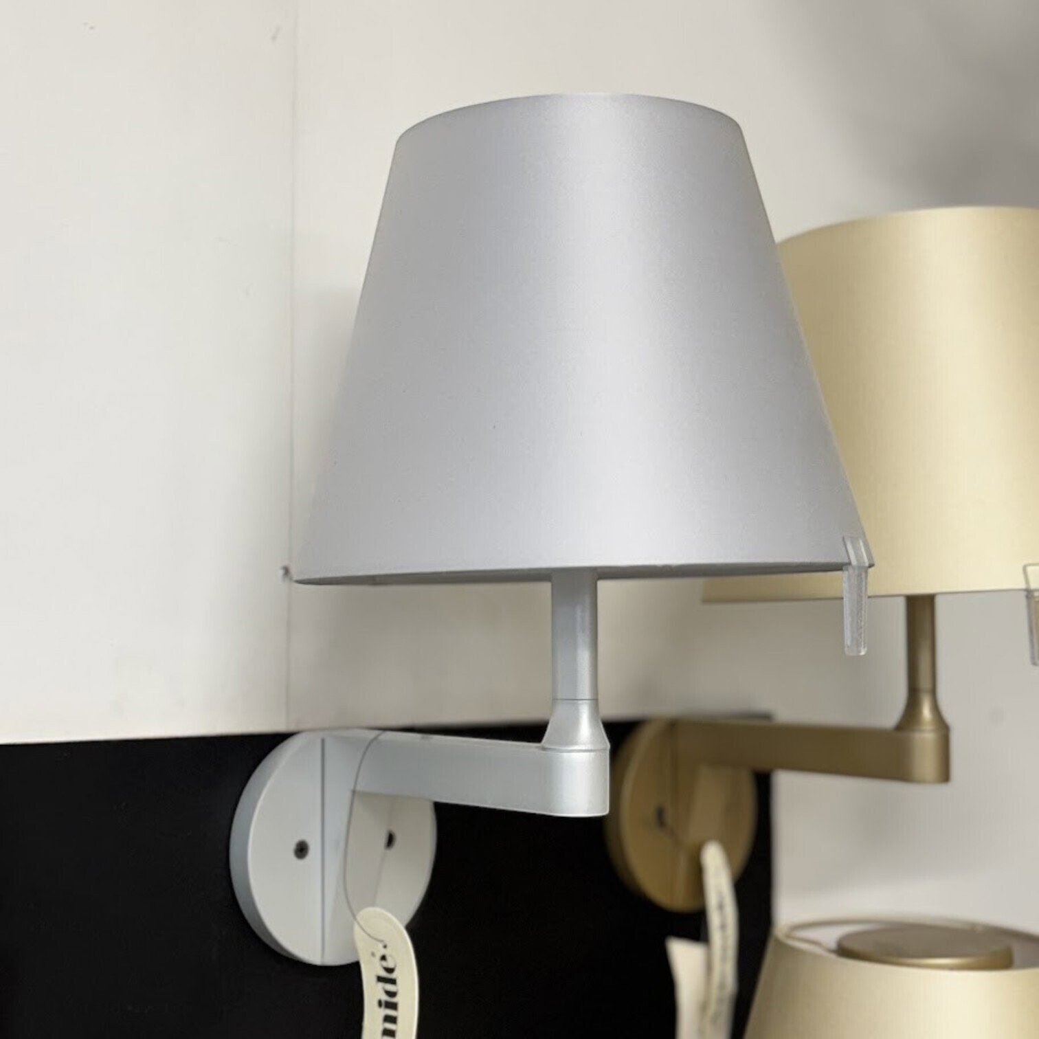 Sienas lampa Melampo , pelēka Sienas lampa Melampo , pelēka