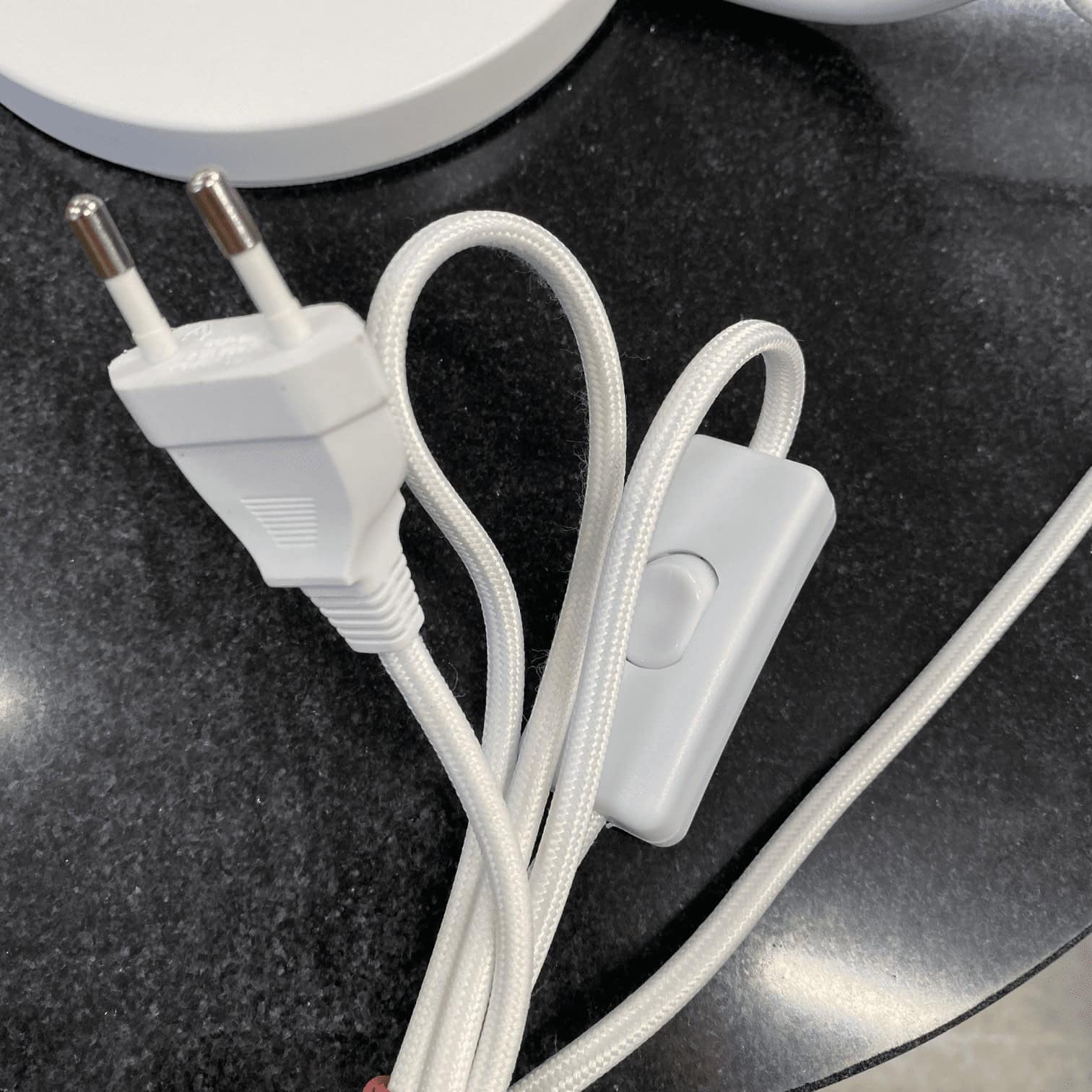 Galda lampa Neron, balta Galda lampa Neron, balta