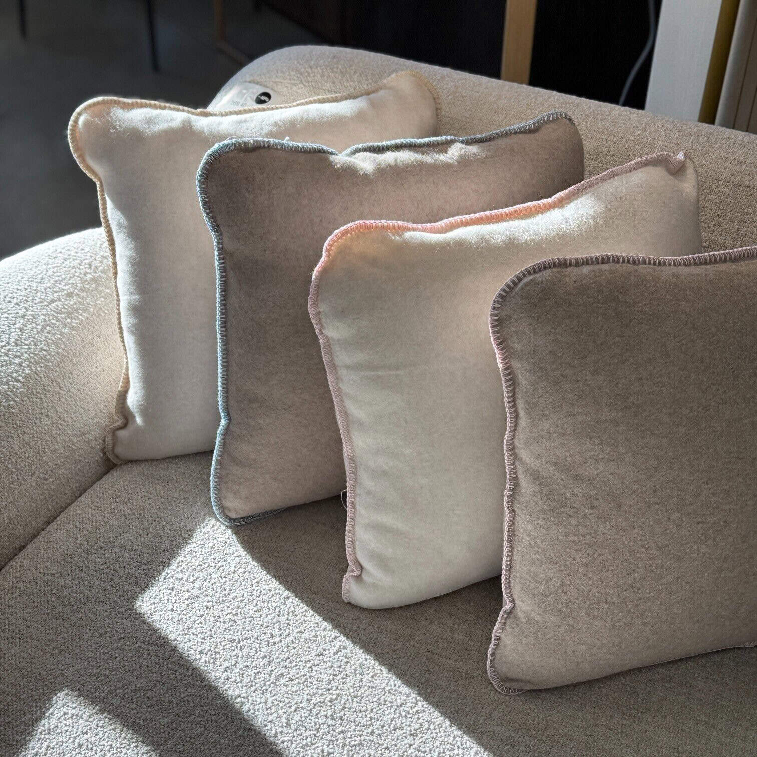 Spilvendrāna Inna, flīss, bēša, 40x40cm Spilvendrāna Inna, flīss, bēša, 40x40cm