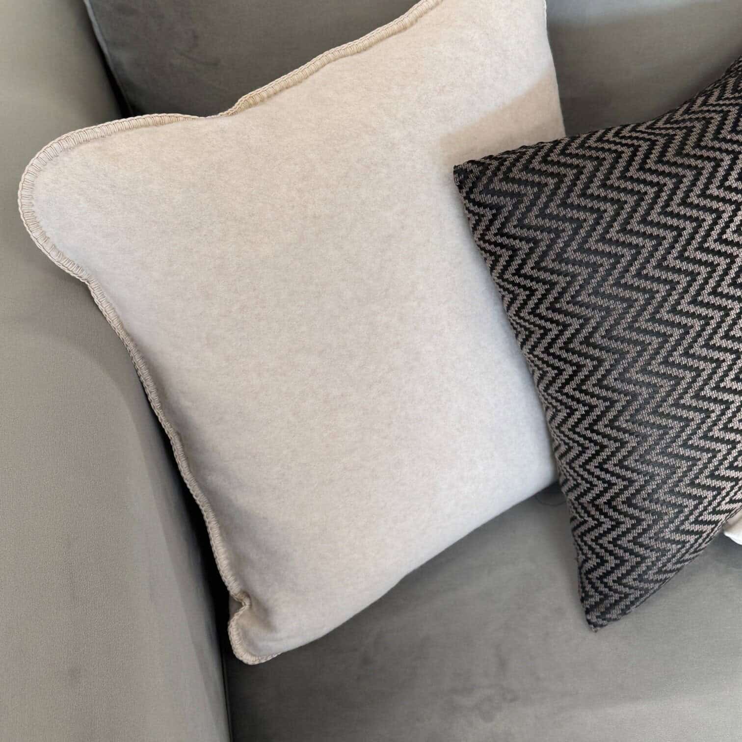 Spilvendrāna Inna, flīss, bēša, 40x40cm Spilvendrāna Inna, flīss, bēša, 40x40cm